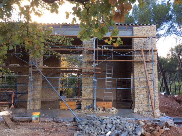 Taille et pose de pierre en façade et piliers