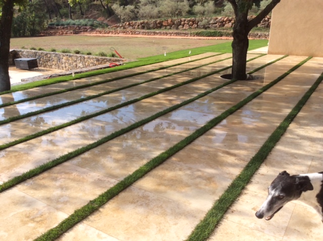 Terrasse terminée et engazonnée