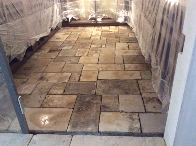 Dalles en pierre de Bourgogne de récupération posées dans la cave à vin