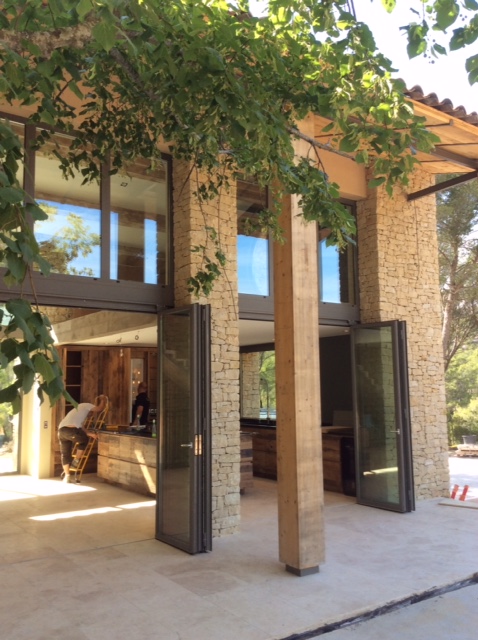 Les baies fabriquées par NAD Martigues, permettent par leur ouverture en accordéon de profiter de l'espace intérieur et extérieur